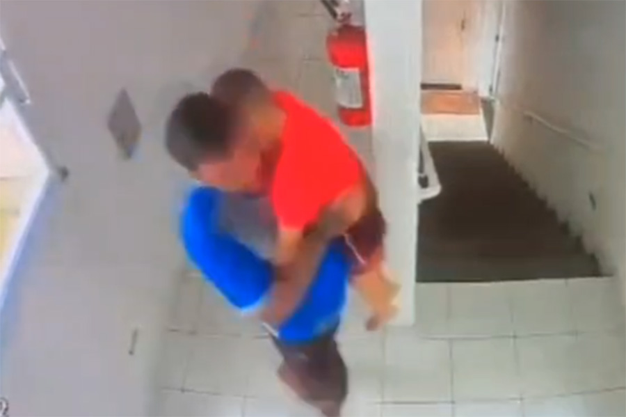 Vídeo mostra padrasto carregando enteado desacordado antes dele morrer em UPA de Cubatão