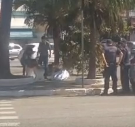 Idoso é encontrado morto em praça de Guarujá