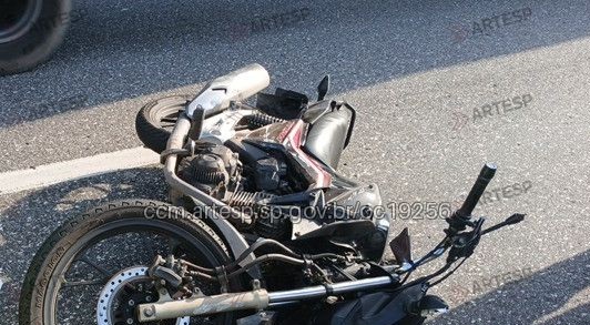 Motociclista fica ferido após colisão envolvendo micro-ônibus e caminhão em Mongaguá