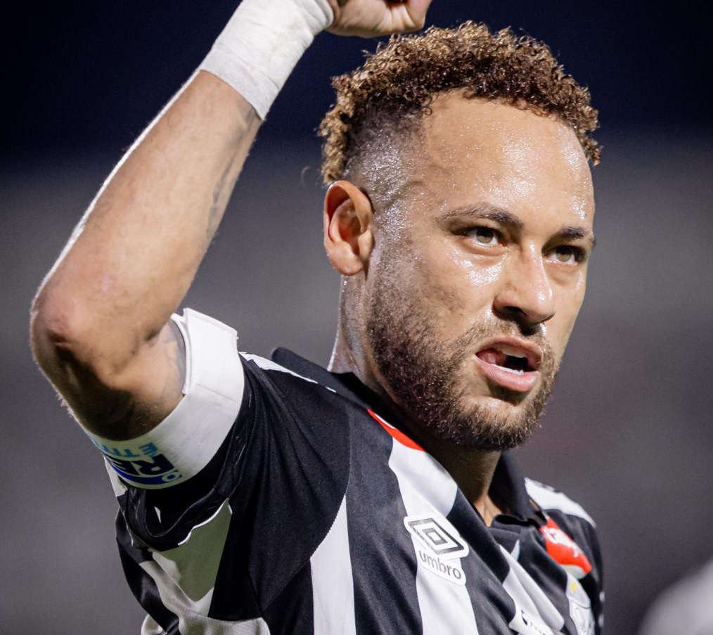 Neymar marca, festeja com Robinho Jr., mas Santos tropeça na Sul-Americana