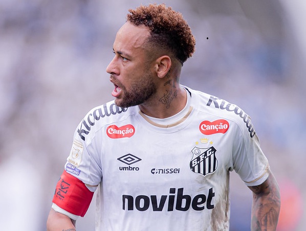 Cuca explica polêmica com Neymar em jogo contra o Coritiba