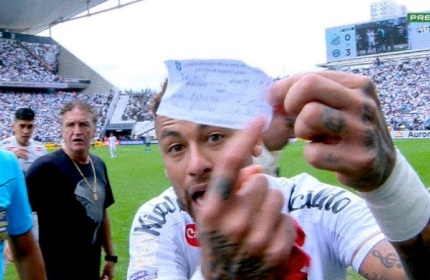 Coritiba bate Santos na Neo Química Arena com polêmica da arbitragem com Neymar