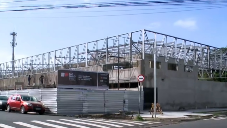 Nova rodoviária de São Vicente atrasa e passageiros reclamam de falta de estrutura