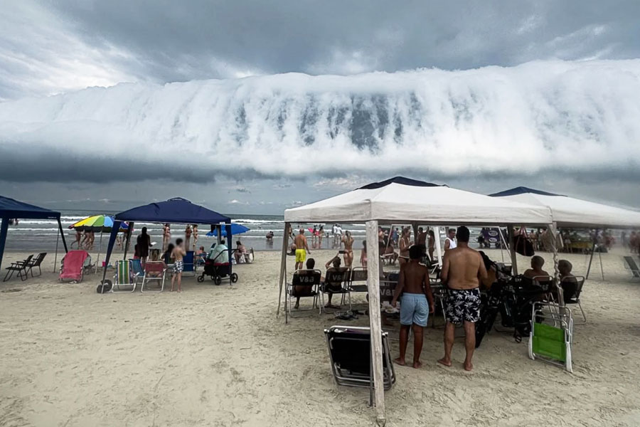 Nuvem rolo impressiona banhistas em praia de Bertioga