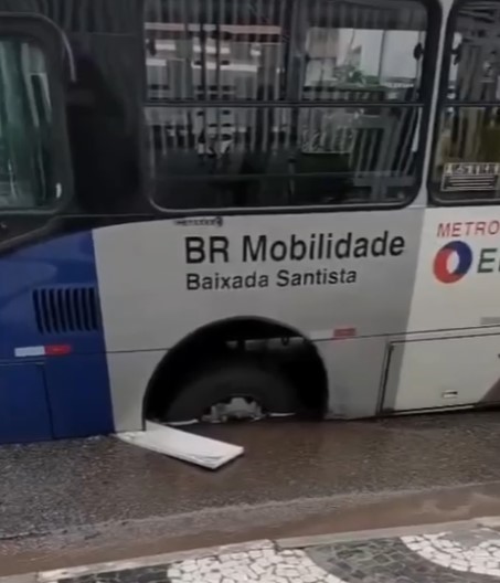 Ônibus intermunicipal atola e reparos causam interrupção no abastecimento de água em São Vicente