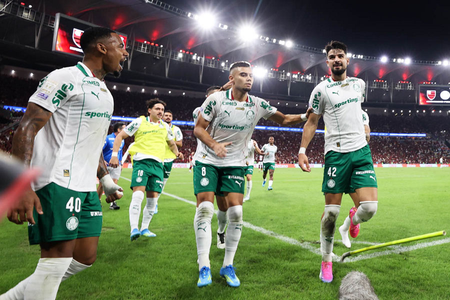 Palmeiras aproveita expulsão, faz 3 no Flamengo no Maracanã e abre 7 pontos na liderança do Brasileirão