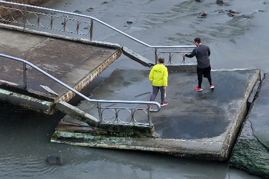Ressaca destrói parte de passarela na orla do canal 4, em Santos; VÍDEO