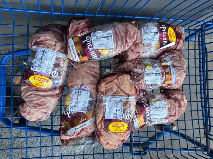 Mulher é presa após tentar furtar peças de picanha de supermercado em Itanhaém