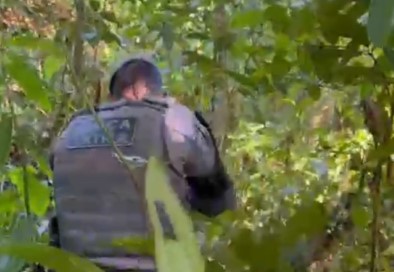 Indivíduo com vasta ficha criminal morre em confronto armado com policiais militares em Guarujá; VÍDEO