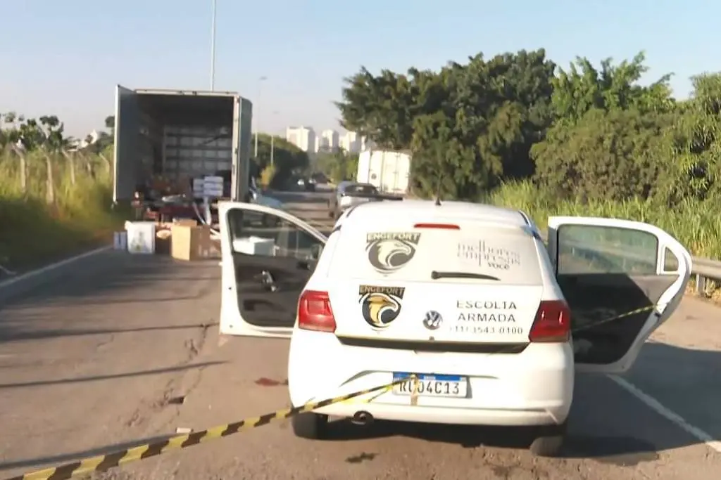 Ladrões atacam caminhão com canetas emagrecedoras, trocam tiros com escolta e levam motorista refém em SP