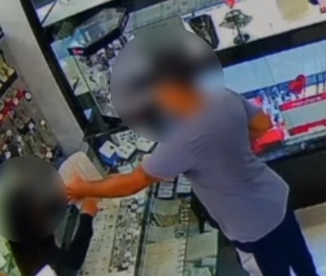 Homem é preso após roubar mais de R$ 40 mil em correntes de ouro; VÍDEO