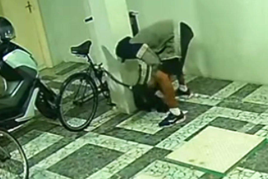 Câmeras flagram homem invadindo garagem e furtando bicicleta dentro de prédio em Santos; VÍDEO