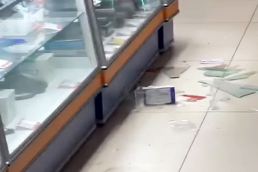 Grupo de adolescentes invade loja e quebra vitrines após tentar levar aparelhos em São Vicente; VÍDEO