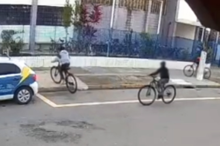 Trio pula portão e furta bicicletas dentro de escola municipal em Praia Grande; VÍDEO