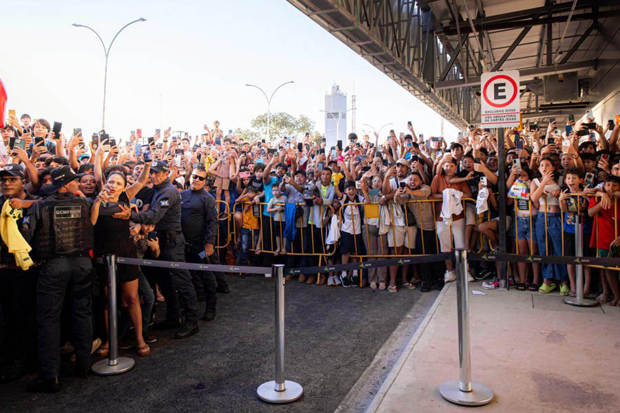 Santos é recebido com grande festa dos torcedores para jogo da Sul-Americana no Paraguai