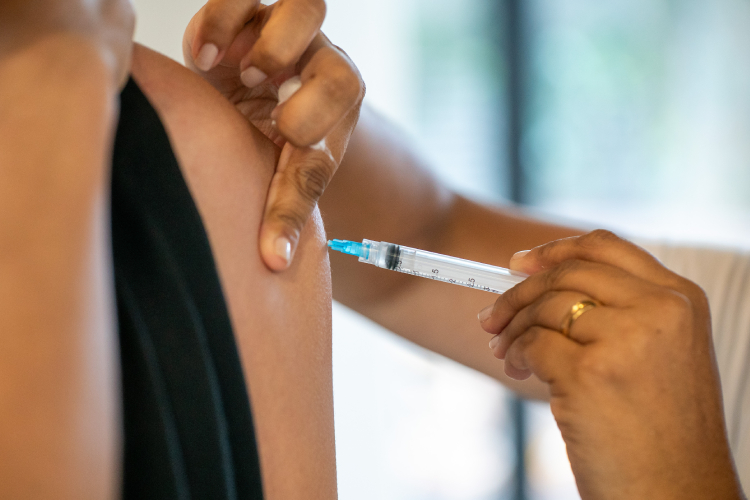 Baixada Santista amplia vacinação contra gripe para toda a população a partir de segunda