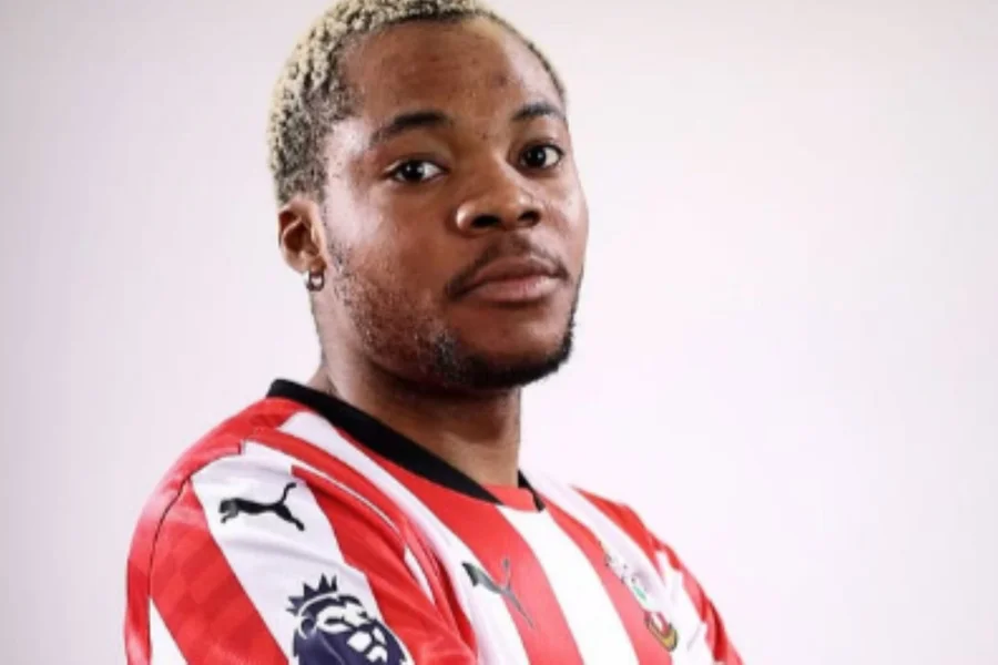 Jogador nigeriano ex-Southampton morre aos 21 anos de intoxicação alimentar