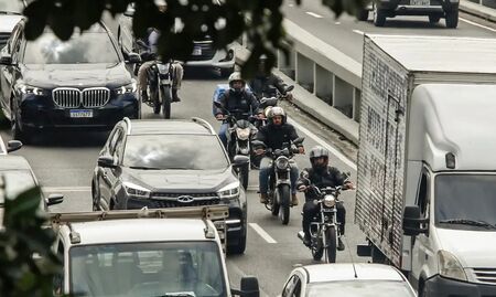 Trabalhadores por conta própria têm jornada 13,6% maior que a de empregados no Brasil
