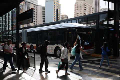 Serviços públicos já estimam impacto do fim da escala 6x1, e tarifa de ônibus pode subir até 8%