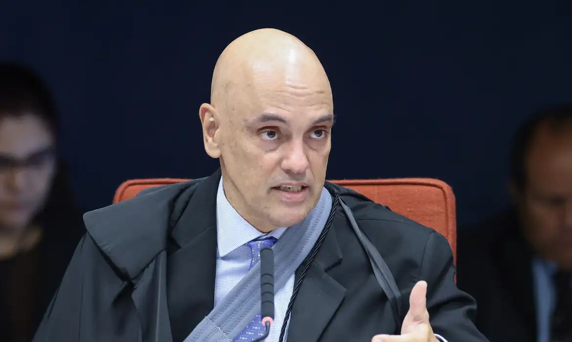 Polícia apreende arma de Bolsonaro com militar no DF, e Moraes pede explicações em 24 h