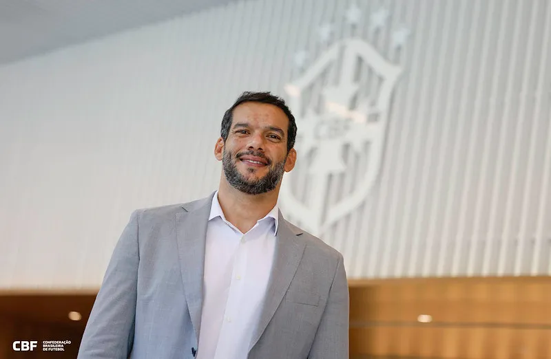 Xaud chora em conversa para contenção de crise e volta à seleção