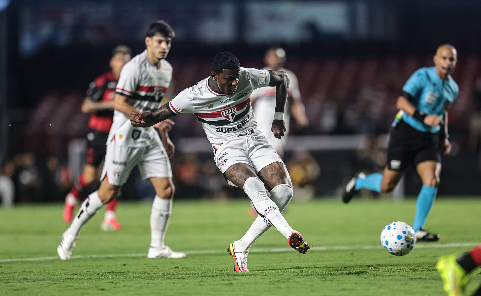 Santos contata por Arboleda, e São Paulo aguarda proposta por zagueiro