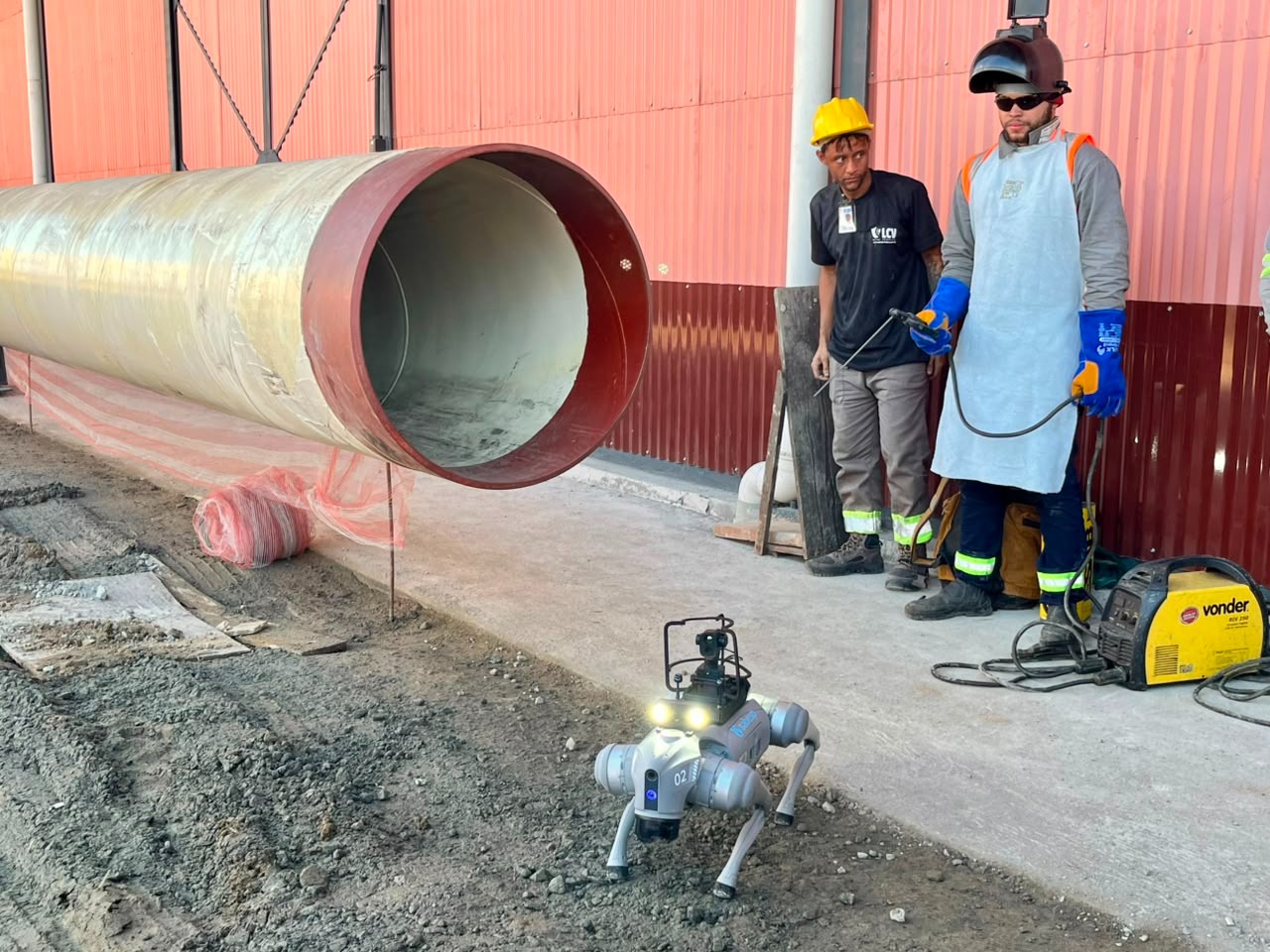 Cachorro-robô substitui trabalhadores em áreas de risco durante obras de saneamento na Baixada Santista
