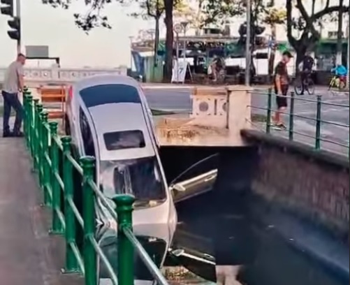 Motorista erra curva, derruba mureta e cai com carro em canal em Santos