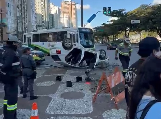 Carro colide contra poste de semáforo e capota na orla do Gonzaga; VÍDEO