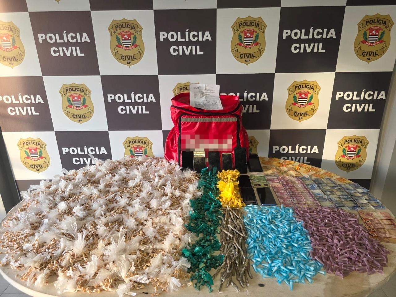 Casal que usava carrinho de bebê para transportar drogas é preso com mais de 10 mil pedras de crack em São Vicente