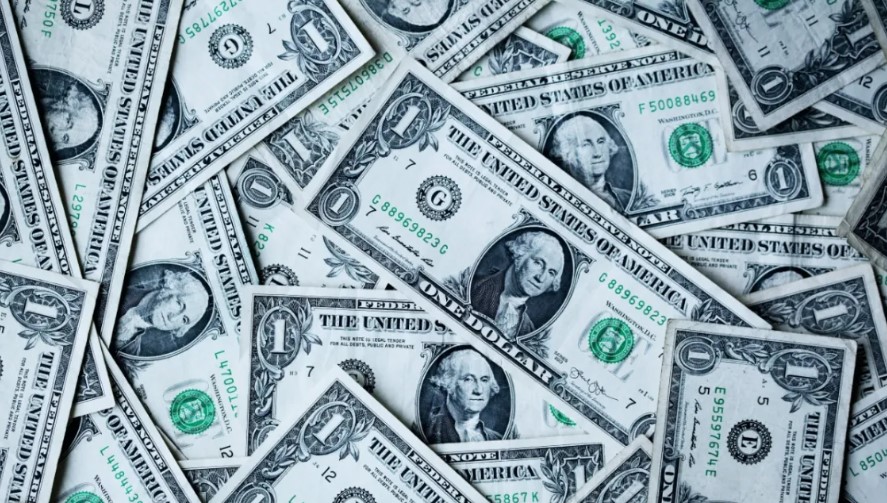 Dólar sobe mais de 1% com guerra no Irã e tarifas dos EUA sobre o Brasil em foco; Bolsa despenca