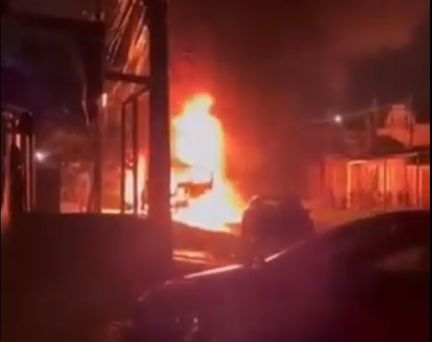 Caminhão é destruído pelas chamas durante incêndio em Guarujá; VÍDEO