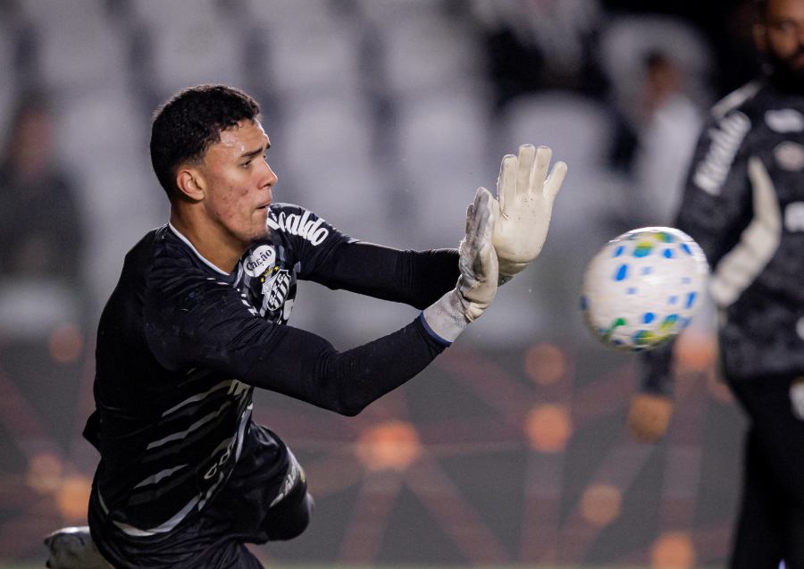 Destaque da base, Santos renova contrato com goleiro João Pedro até 2031