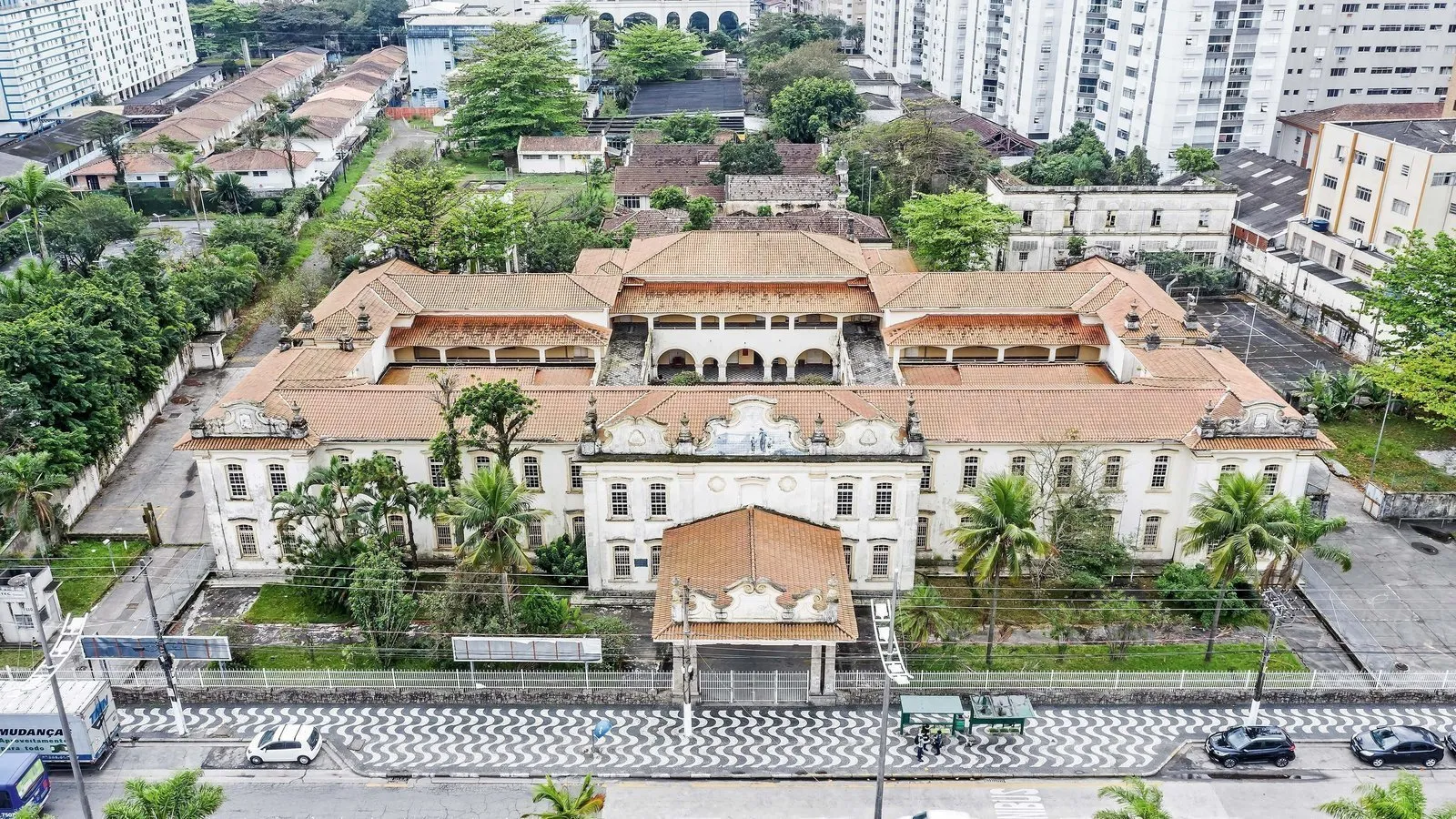 Ex-alunos mobilizam abaixo-assinado por restauro do Escolástica Rosa