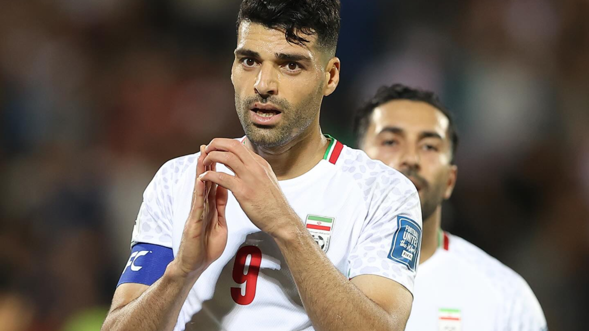 Técnico e atacante prometem jogar na Copa por todos os iranianos, mesmo com protestos