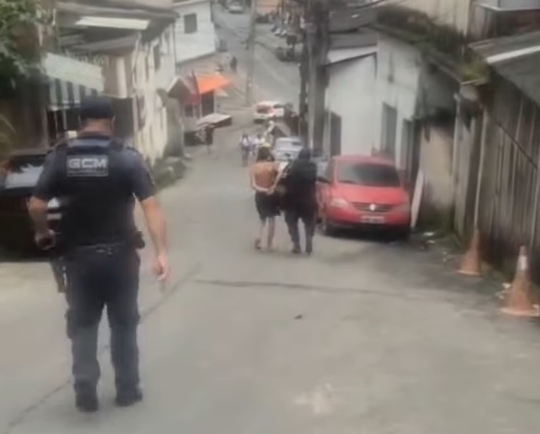 Adolescente é detido após perseguição e confessa participação em roubo em Guarujá