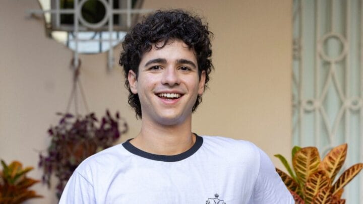 Ator que vive jovem gay em 'Quem Ama Cuida' celebra identificação do público