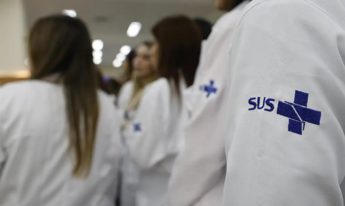 Santos cria bolsa de até R$ 7,1 mil para residentes da área da saúde