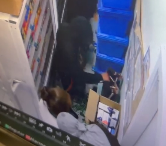 PM recupera parte de carga de R$ 44 mil após roubo a farmácia em Praia Grande; VÍDEO