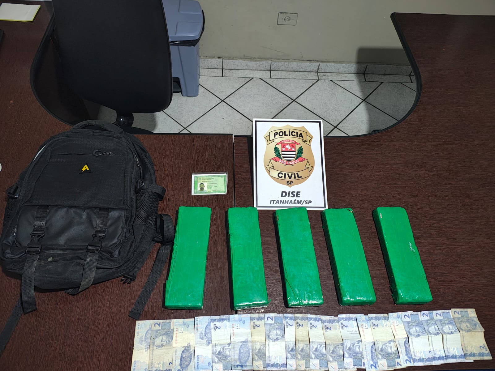 Foragido por homicídio tenta se passar por outra pessoa, mas acaba preso com quase 3 kg de maconha em Peruíbe