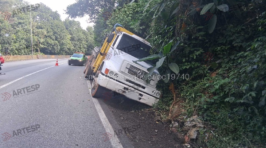 Caminhão perde o controle, atinge barranco e tomba durante remoção na Anchieta