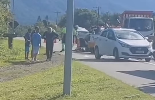 Motociclista morre após colisão com carro que fazia retorno proibido na Rio-Santos, em Bertioga