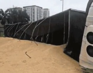 Caminhoneiro bêbado é preso após tombar veículo e derramar soja em Santos