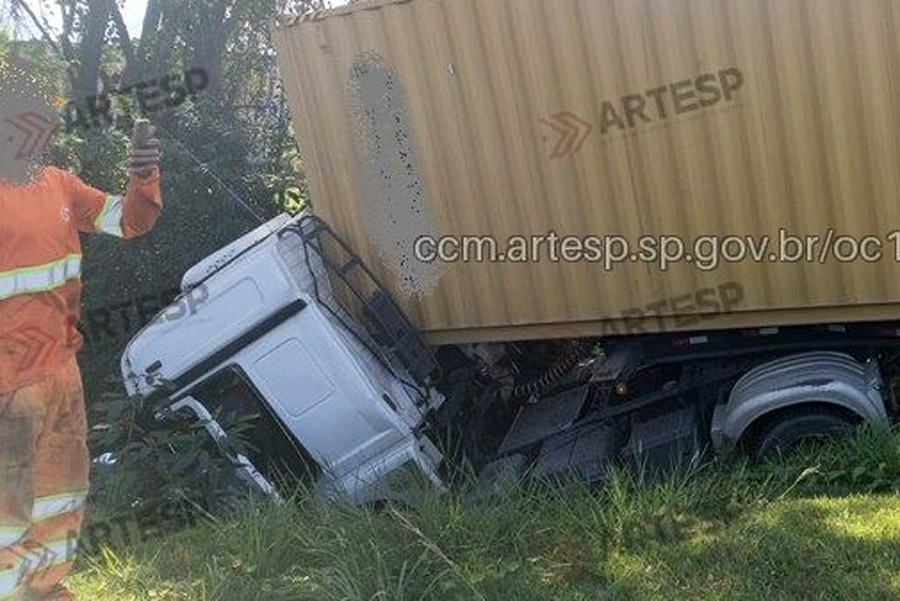 Motorista perde controle da direção e bate caminhão em mureta de concreto da Rodovia Anchieta