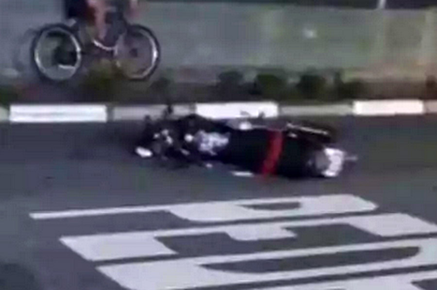 Motociclista morre após colidir com poste de iluminação pública em avenida de Guarujá