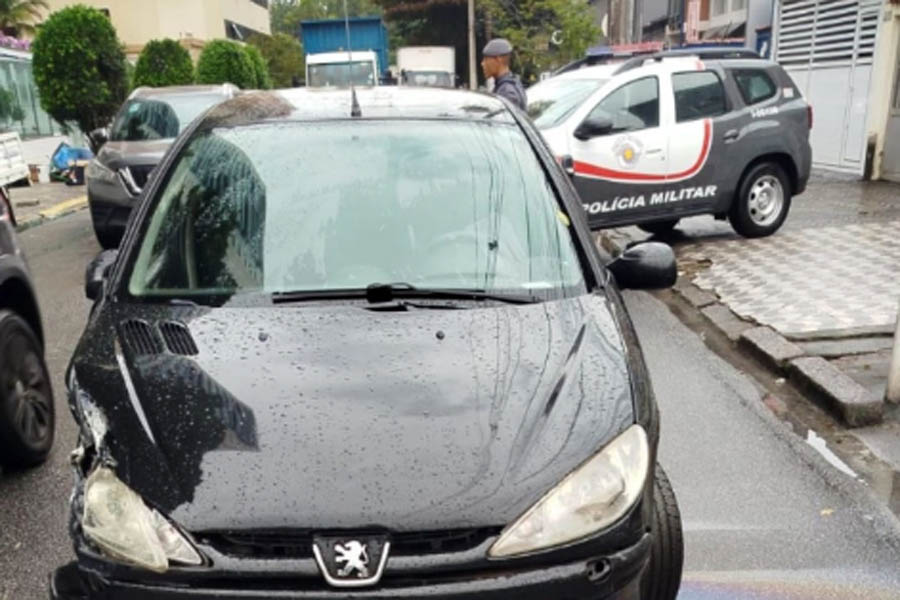 Motorista bate em cinco carros e vai preso após PM encontrar maconha no seu veículo em Santos