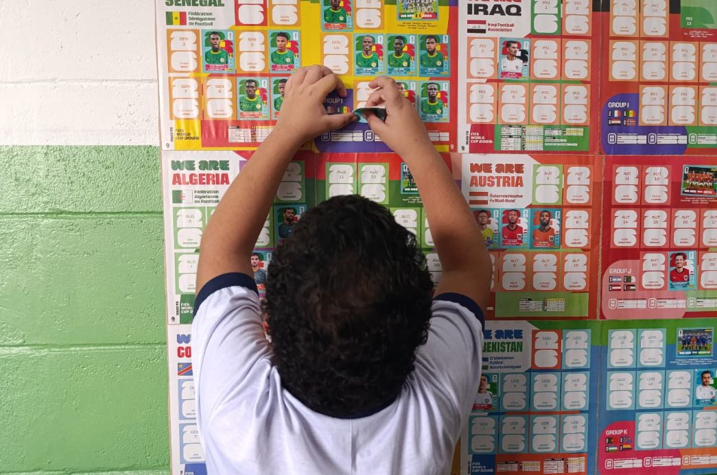 Escola de Cubatão promove álbum coletivo da Copa do Mundo entre alunos
