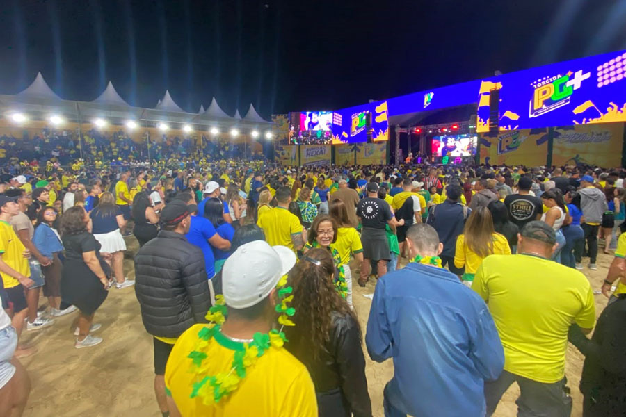 Estreia do Brasil na Copa reúne cerca de 6 mil pessoas em arena de Praia Grande