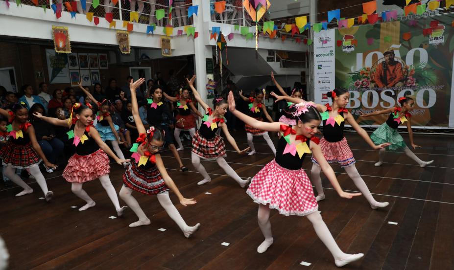Alunos do Arte no Dique se apresentam em tradicional 'arraiá' em Santos