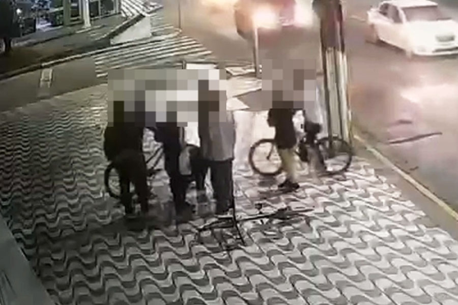 Criminosos atacam adolescentes e roubam celulares em avenida movimentada de Guarujá; VÍDEO